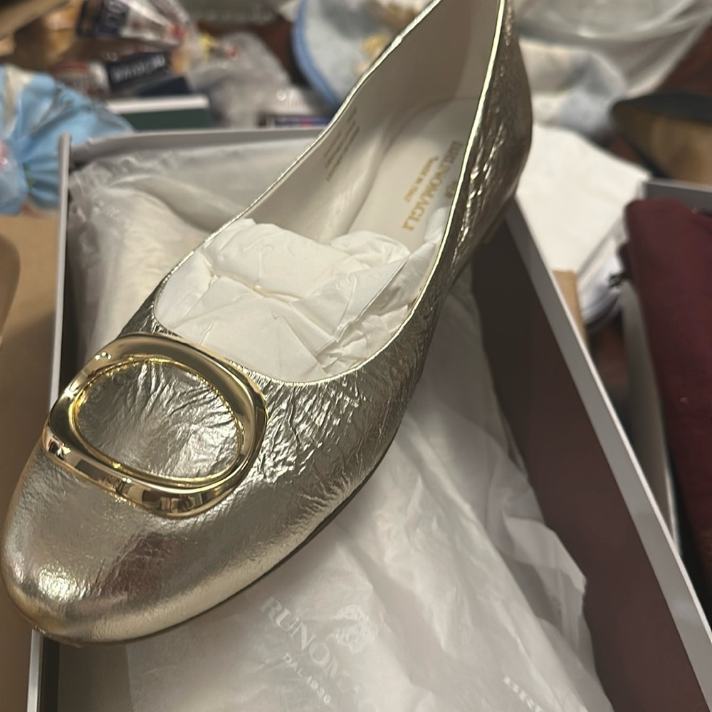 NEVER WORN RUN SMALL Brunomagli gold metallic flats fits like a 9 or a 9.5